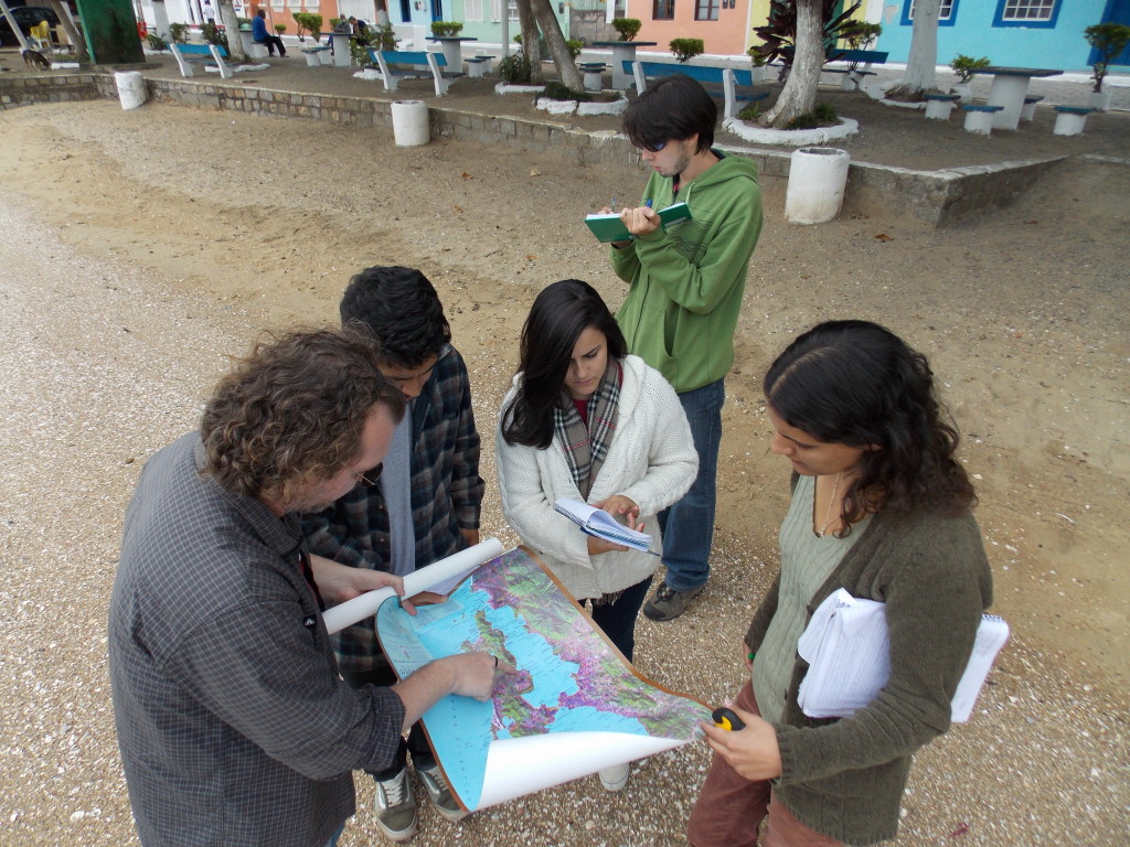 Observando Mapa com Bolsistas PIBID no Ribeirão da Ilha